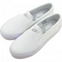 724770-100 Wmns Nike Toki Slip-on női utcai cipő