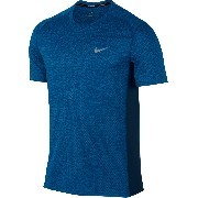 834241-435 Nike futó póló